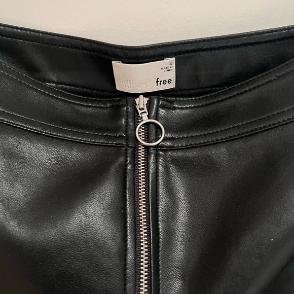 Wilfred free ROXANNE mini faux leather skirt. - Picture 2 of 4
